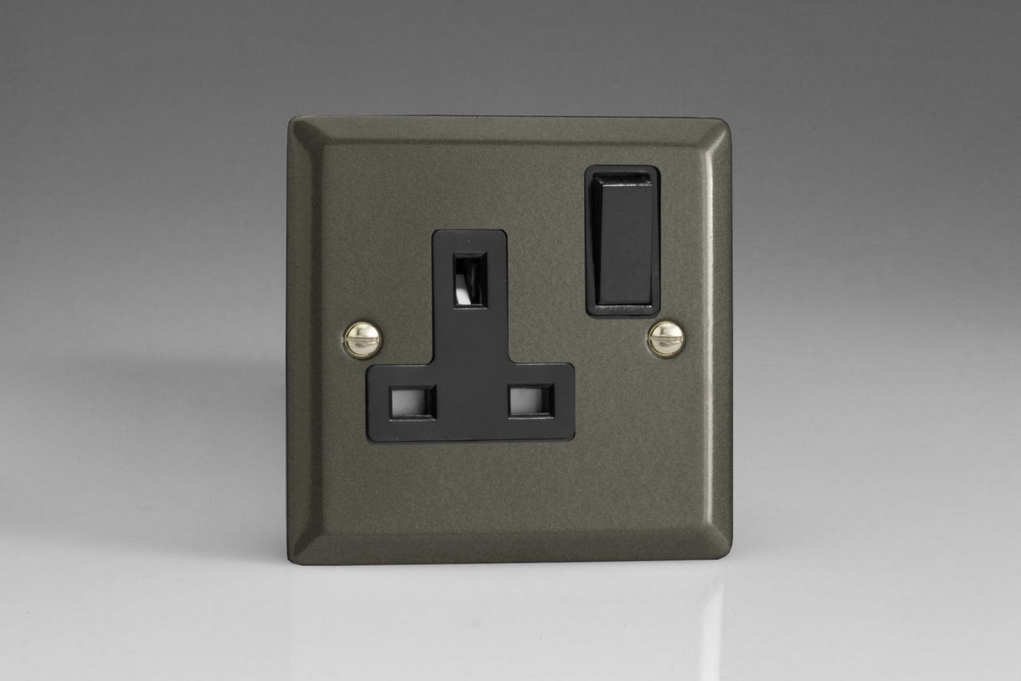 Plug Sockets Graphite XP4B: 13A Socket, 2 Pole, Classic Graphite 21 + Black Insert