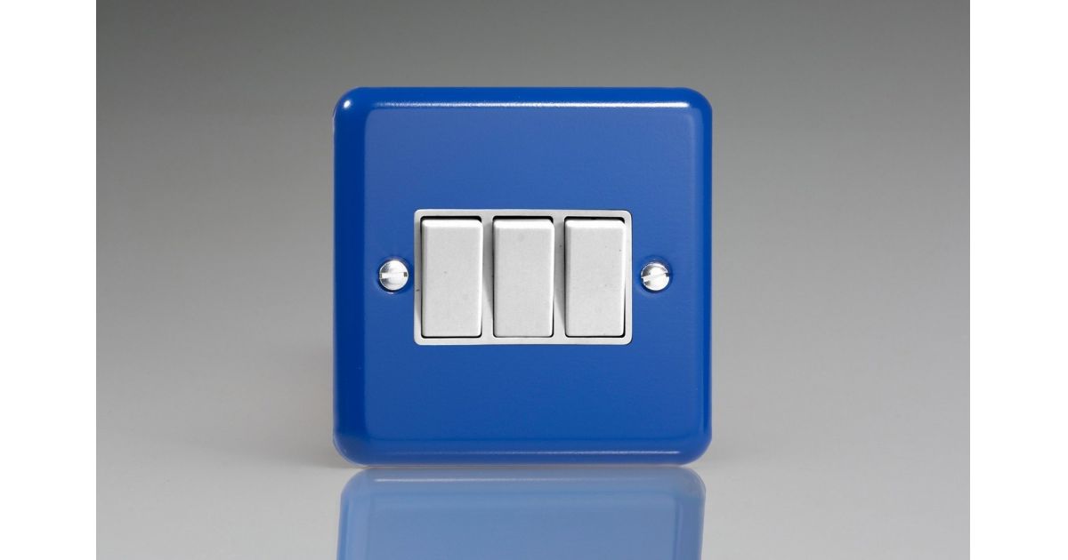 XY3W.RB: Triple Light Switch, 10A, 3-Gang, 2-Way, Lily